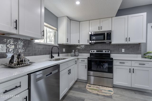 1102 E Voorhis Avenue, Deland, FL 32724