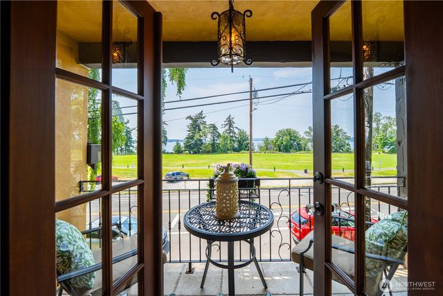122 Waverly Way, Kirkland, WA 98033