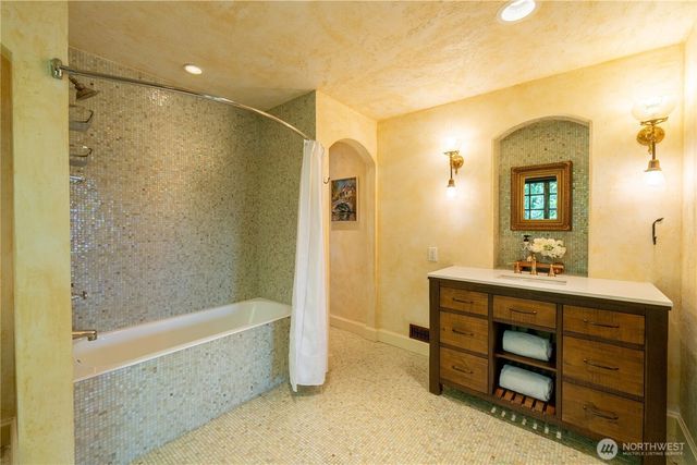 122 Waverly Way, Kirkland, WA 98033