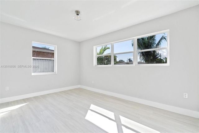 925 NW 84th St, Miami, FL 33150