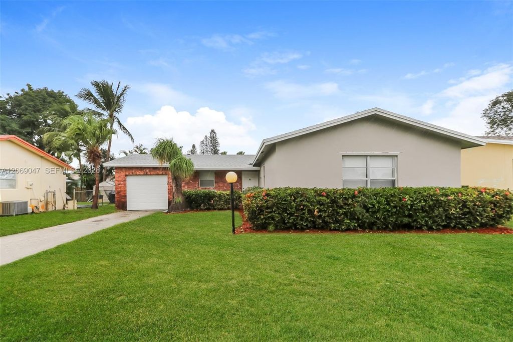 9749 Sandalfoot Boulevard, Boca Raton, FL 33428