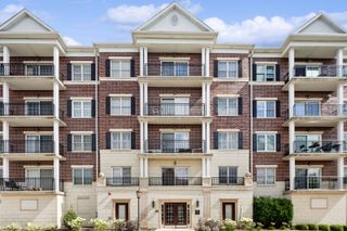 434 McDaniels Circle 304, Clarendon Hills, IL 60514