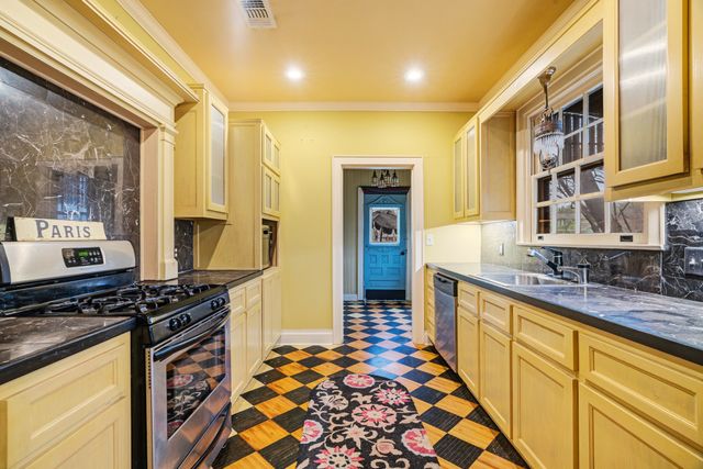 824 S Main Street, Paris, TX 75460