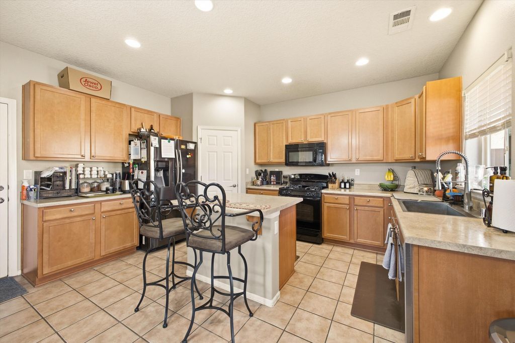 Image 13 of property listing at 232 Loma Linda Loop NE, Rio Rancho, NM 87124