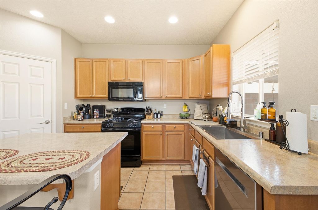 Image 14 of property listing at 232 Loma Linda Loop NE, Rio Rancho, NM 87124