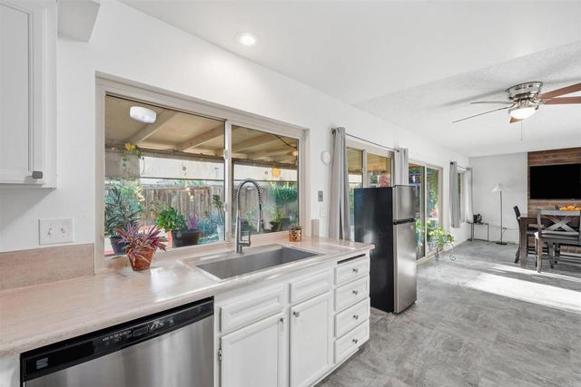 2327 Amber Lane, Escondido, CA 92026