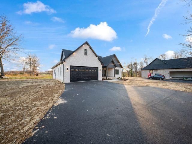 6400 Thomas Twin Oak Rd, Baxter, TN 38544