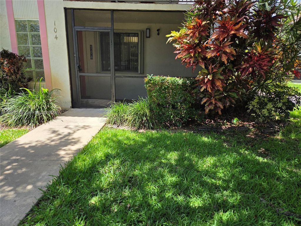 413 Lakeview Dr 104, Weston, FL 33326