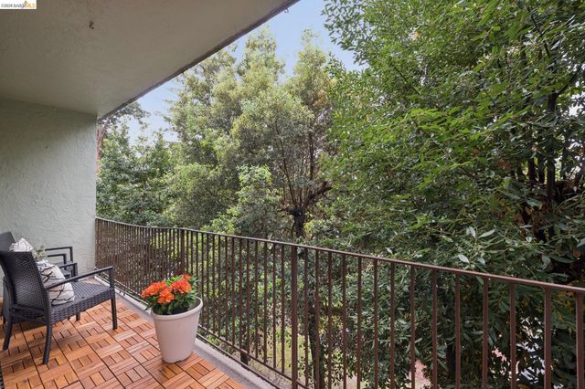 199 Montecito Ave. 107, Oakland, CA 94610