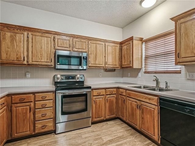 2425 NE Old Paint Road, Lee's Summit, MO 64086