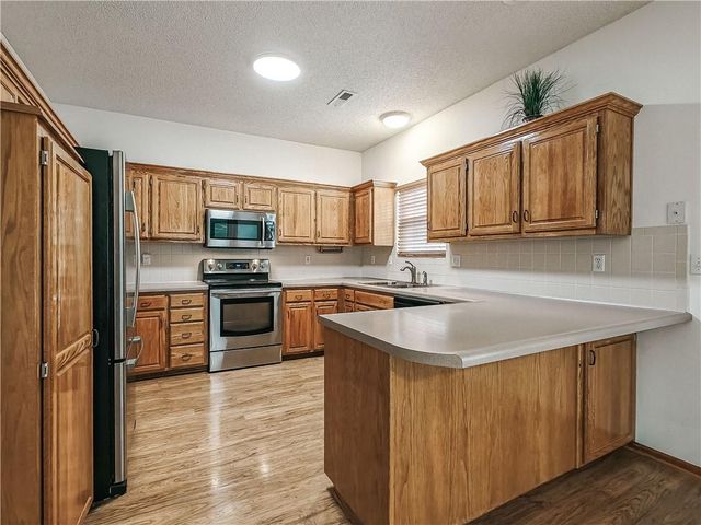 2425 NE Old Paint Road, Lee's Summit, MO 64086