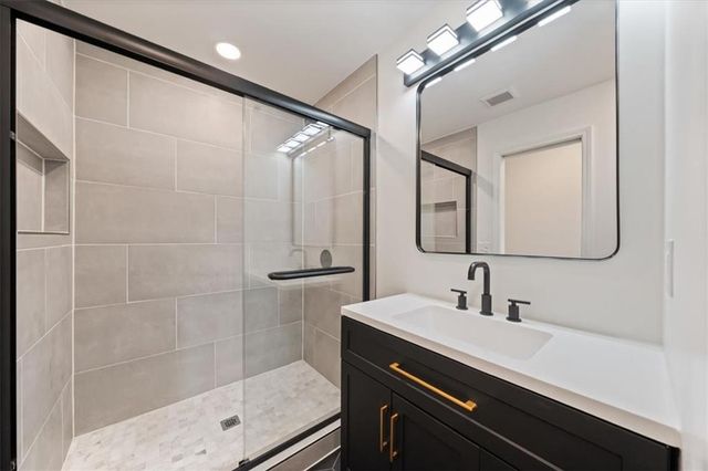 5711 W 78th Terrace, Prairie Village, KS 66208