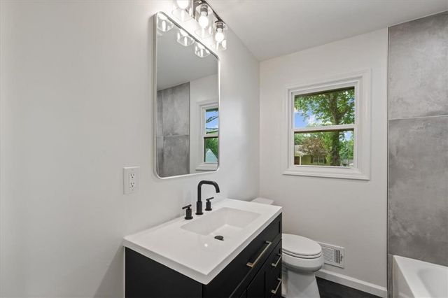 5711 W 78th Terrace, Prairie Village, KS 66208