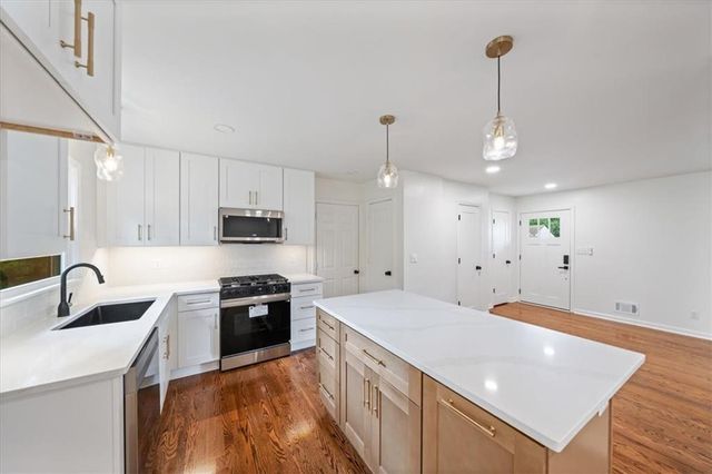 5711 W 78th Terrace, Prairie Village, KS 66208