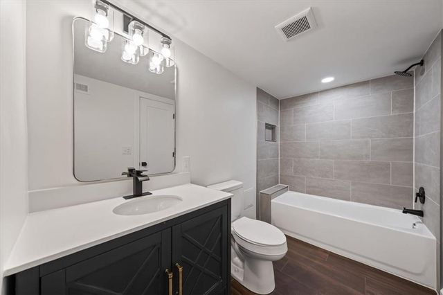 5711 W 78th Terrace, Prairie Village, KS 66208