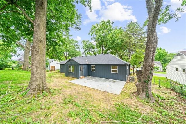 5711 W 78th Terrace, Prairie Village, KS 66208