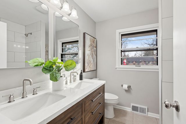 2265 Fitchome Street, Aurora, IL 60506