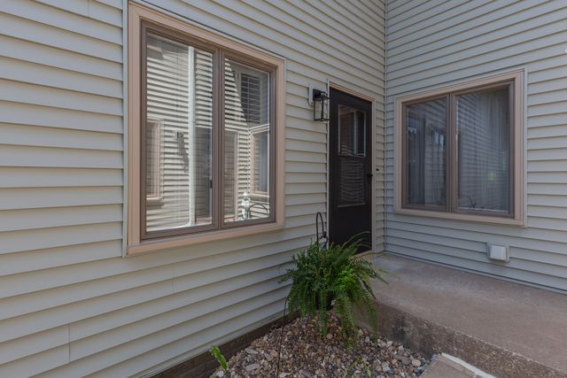 4554 Bunker Hill Drive, Bettendorf, IA 52722