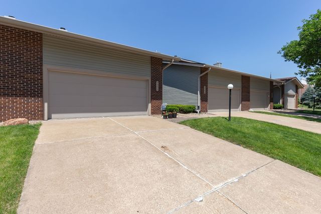 4554 Bunker Hill Drive, Bettendorf, IA 52722