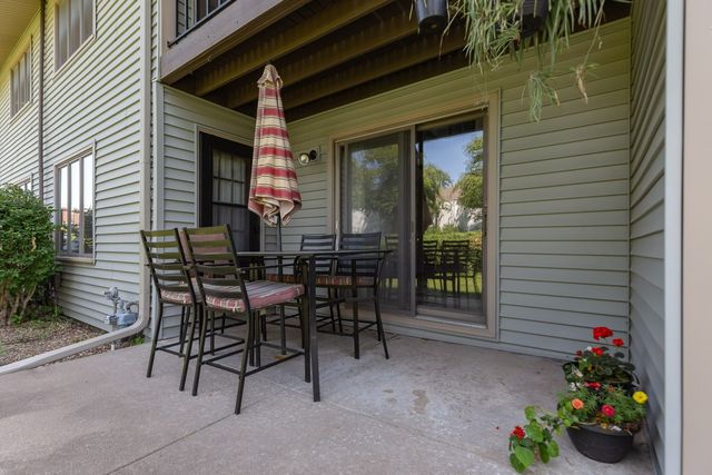 4554 Bunker Hill Drive, Bettendorf, IA 52722