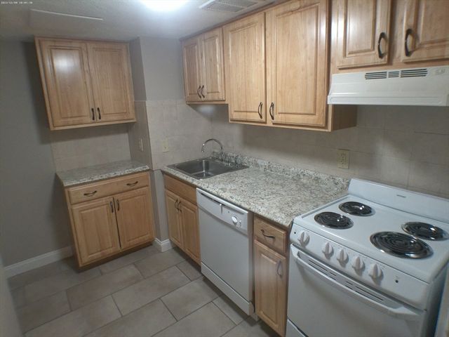 1862 Beacon St 1-B3, Boston, MA 02445