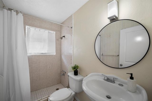 522 Hollyvale Dr, Houston, TX 77060