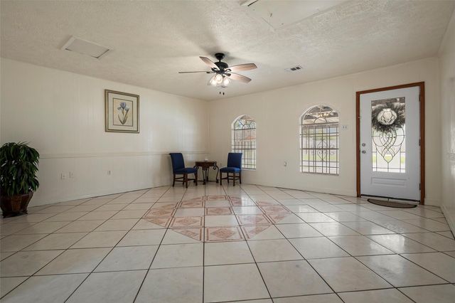 522 Hollyvale Dr, Houston, TX 77060