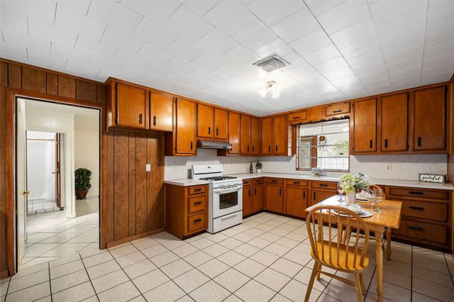 522 Hollyvale Dr, Houston, TX 77060