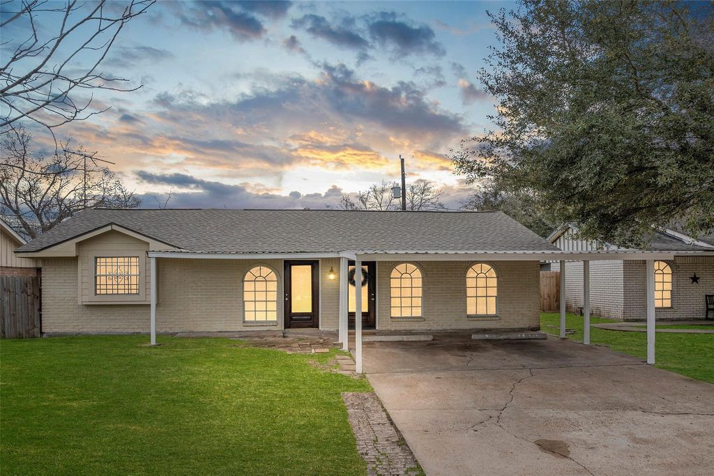 522 Hollyvale Dr, Houston, TX 77060