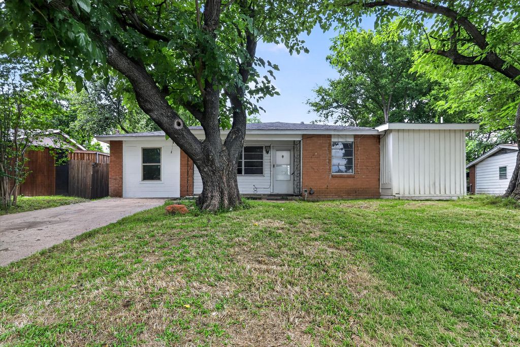 2117 Brookshire Street, Arlington, TX 76010