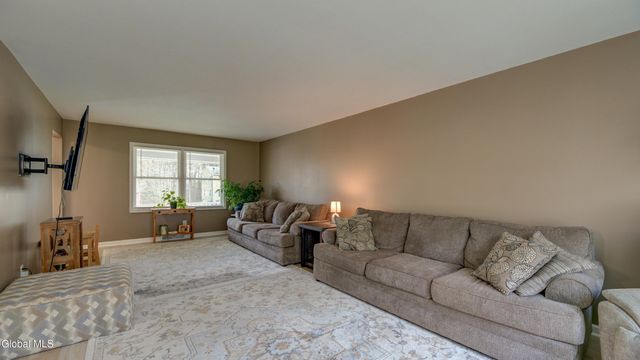 8 Pinewood Drive, Glenville, NY 12302