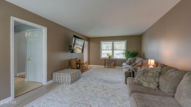 8 Pinewood Drive, Glenville, NY 12302