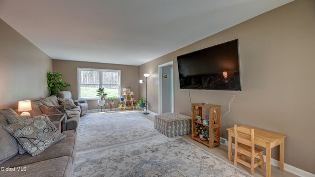 8 Pinewood Drive, Glenville, NY 12302