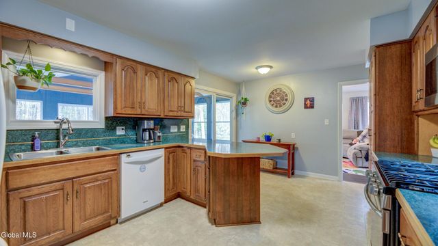 8 Pinewood Drive, Glenville, NY 12302