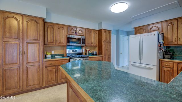 8 Pinewood Drive, Glenville, NY 12302