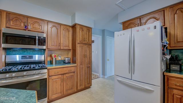 8 Pinewood Drive, Glenville, NY 12302
