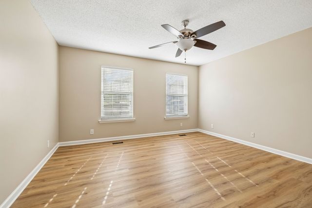 2901 Meadowhill Dr, Murfreesboro, TN 37130