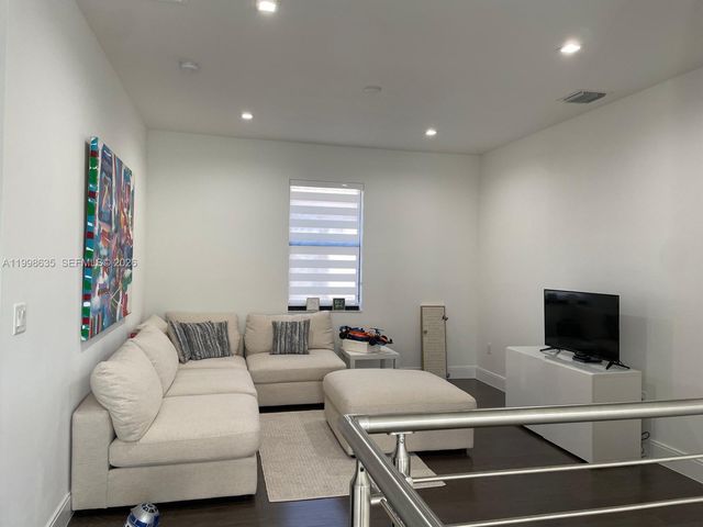 8283 NW 44th St, Doral, FL 33166