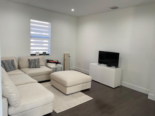 8283 NW 44th St, Doral, FL 33166