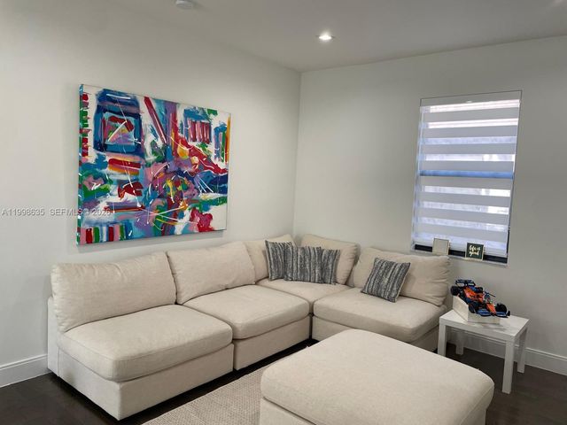 8283 NW 44th St, Doral, FL 33166