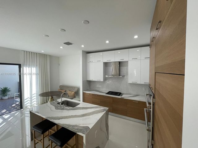 8283 NW 44th St, Doral, FL 33166