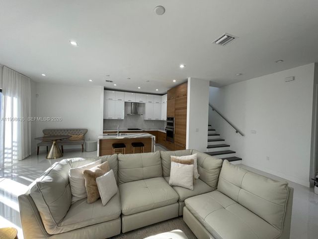 8283 NW 44th St, Doral, FL 33166