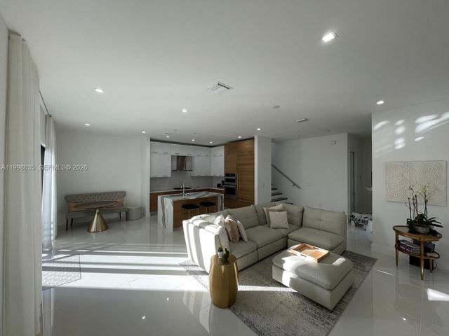 8283 NW 44th St, Doral, FL 33166