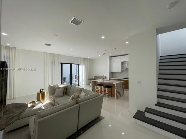 8283 NW 44th St, Doral, FL 33166