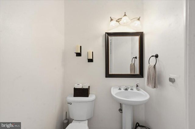 42631 HARRIS, Chantilly, VA 20152