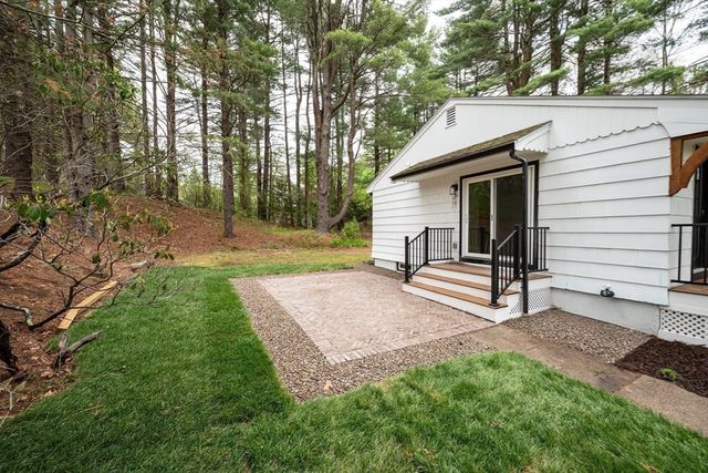 9 Bridge St, Medfield, MA 02052