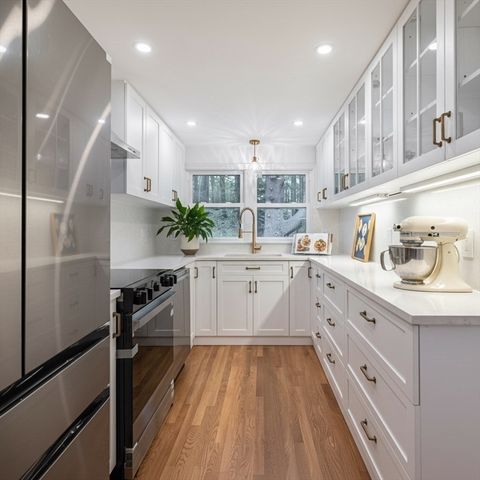 9 Bridge St, Medfield, MA 02052