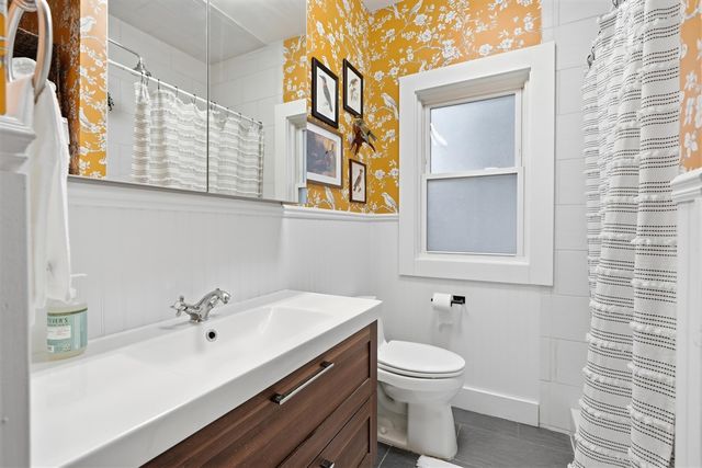 326 W Robert Avenue, Hazel Park, MI 48030