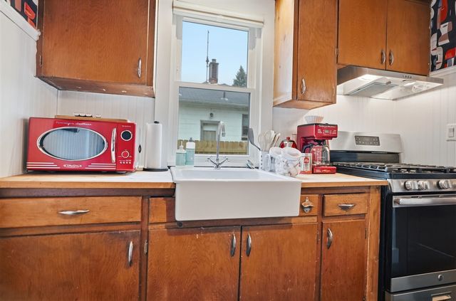 326 W Robert Avenue, Hazel Park, MI 48030