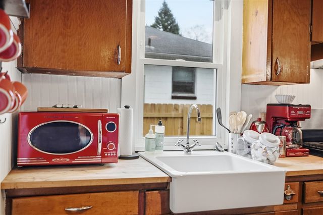 326 W Robert Avenue, Hazel Park, MI 48030